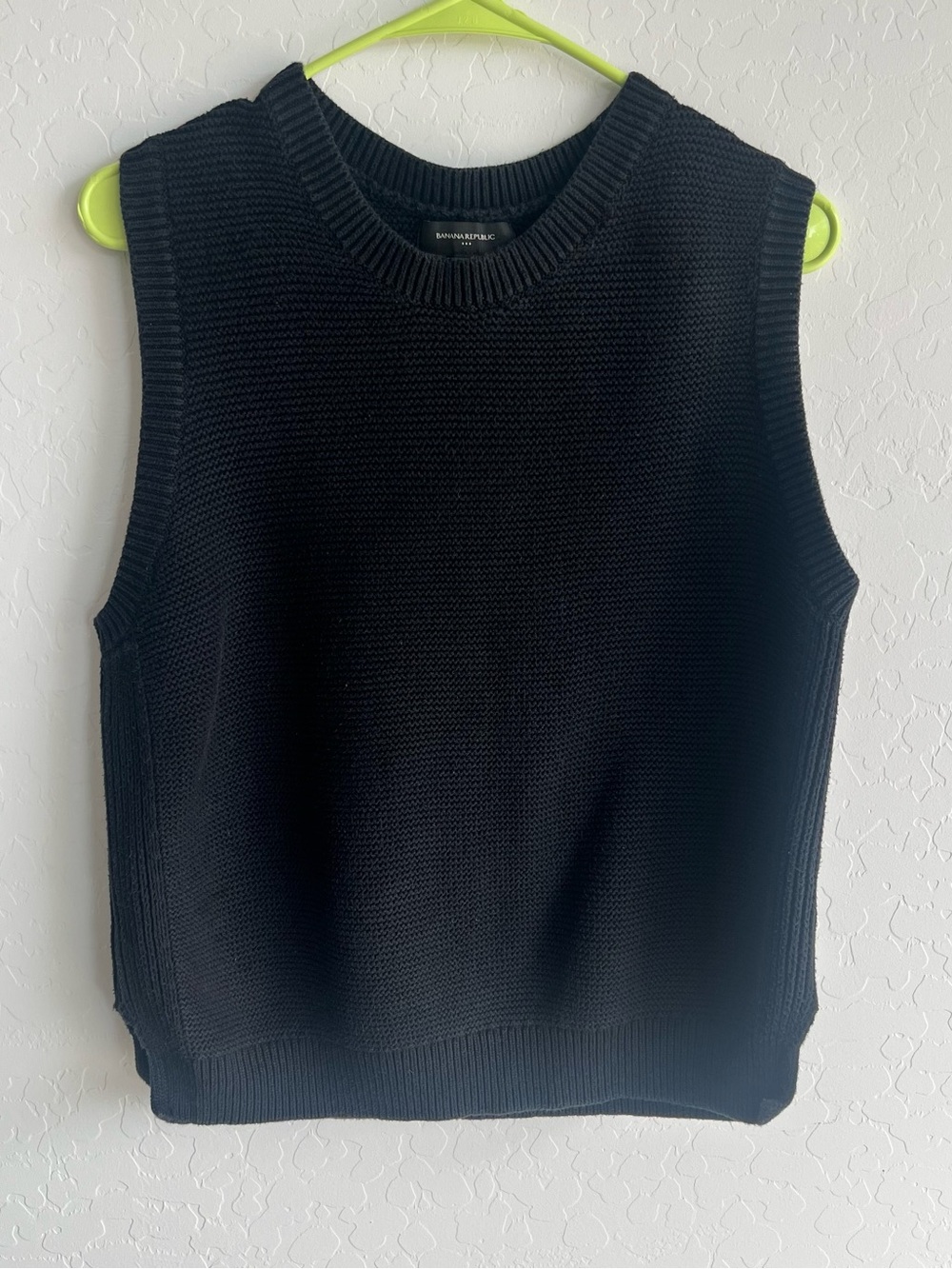 Banana Republic Black Sleeveless Crewneck Knit Vest Size M
